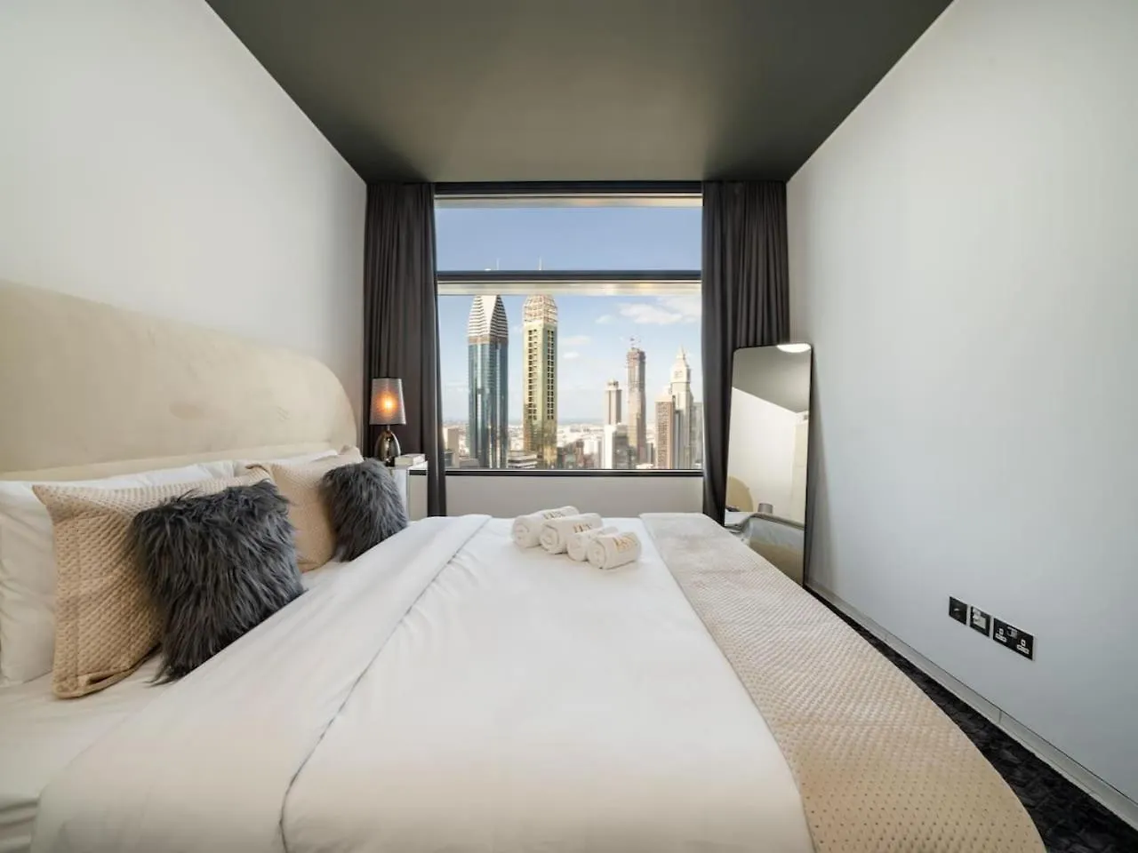 Luxury 1-Bed Difc Stay - City Views In A Prime Area Dubai Apartment